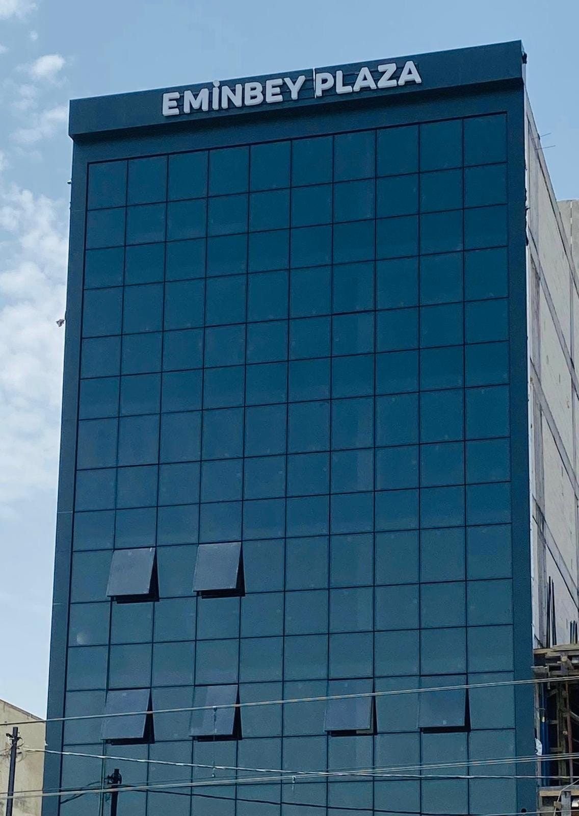 Eminbey Plaza binasının mavi cam giydirme cephesi