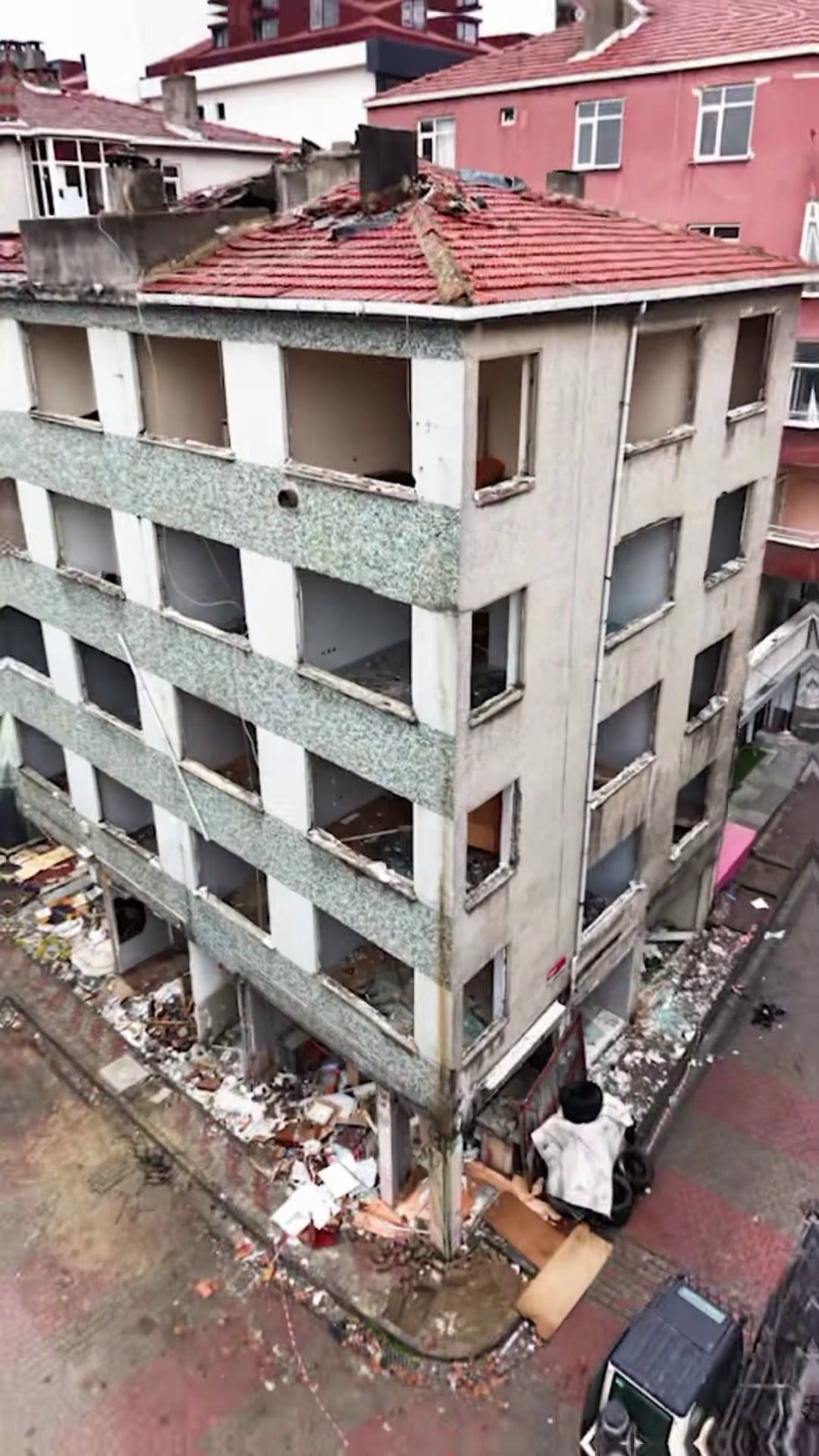 Güngören Malazgirt Caddesi'nde kentsel dönüşüm öncesi eski bina