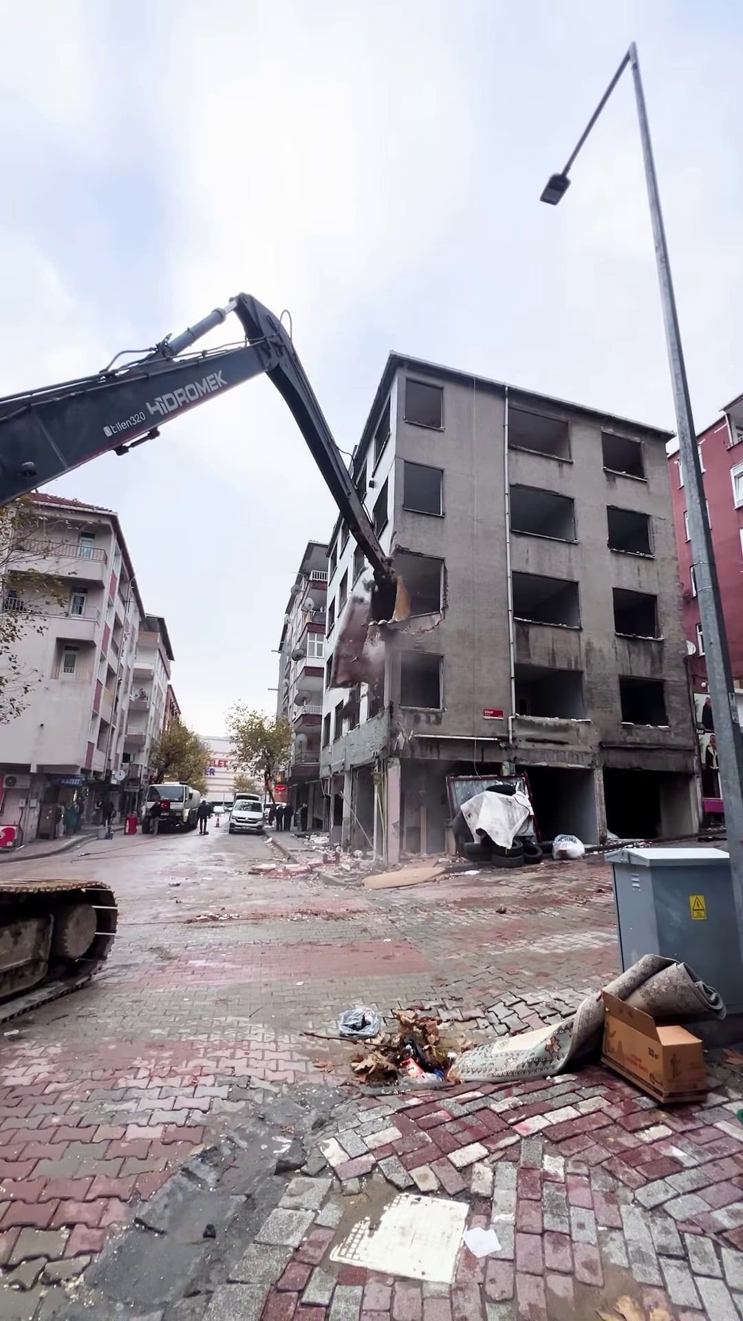 Uzun kollu iş makinesiyle yıkım