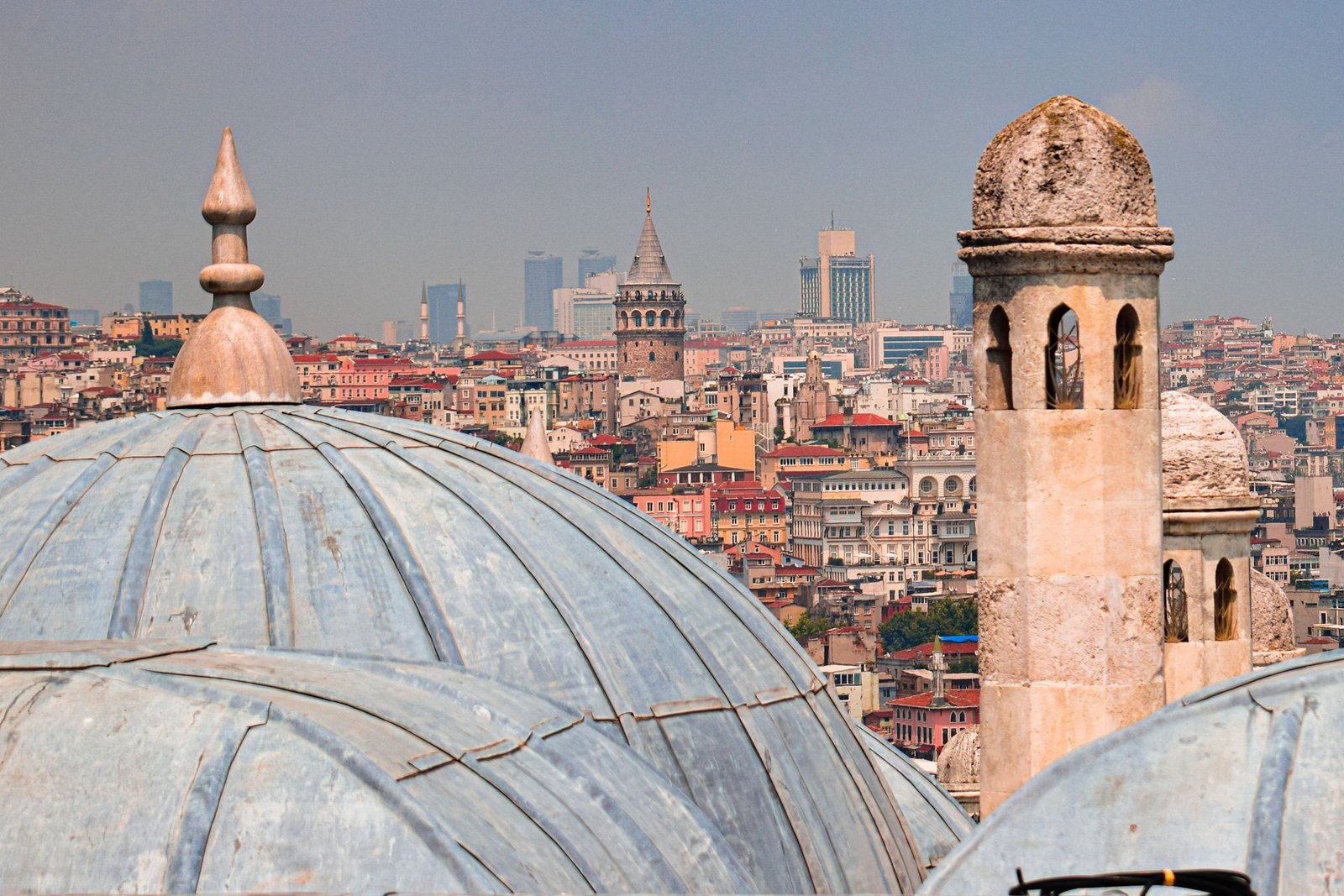 Galata Kulesi ve çevresindeki yapılarla İstanbul'un havadan görünümü